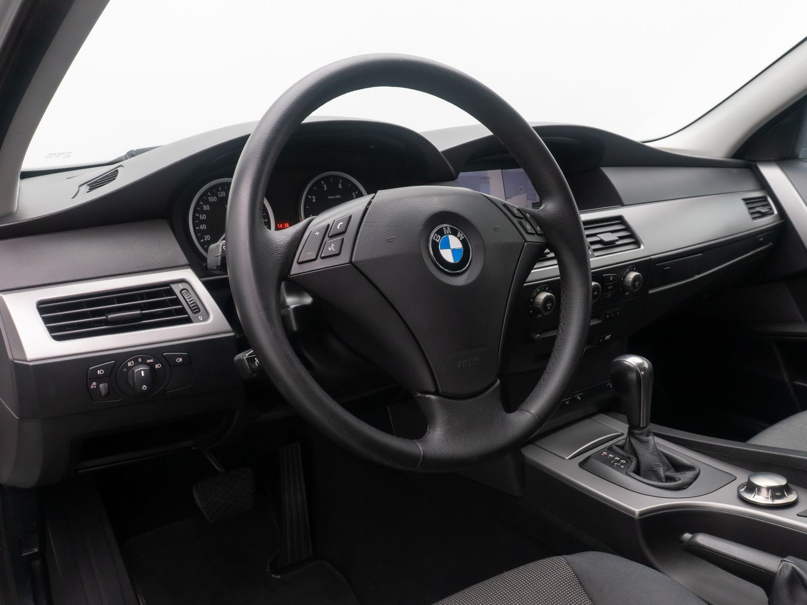 Fahrzeugabbildung BMW 520i GeschwindigReg PDC AHK Alarm Memory Xenon