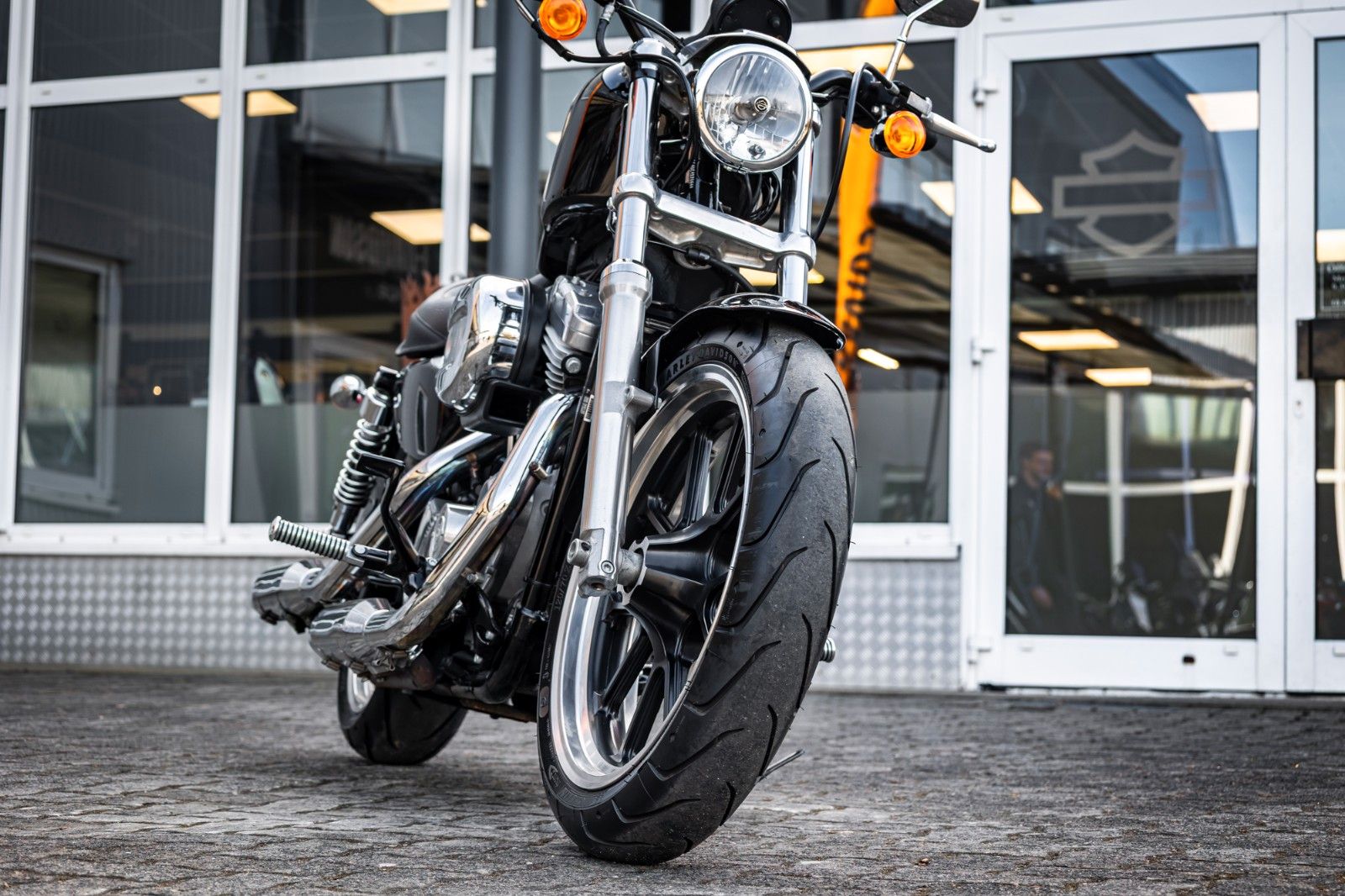 Fahrzeugabbildung Harley-Davidson XL883L SUPERLOW SPORTSTER - VIVID BLACK