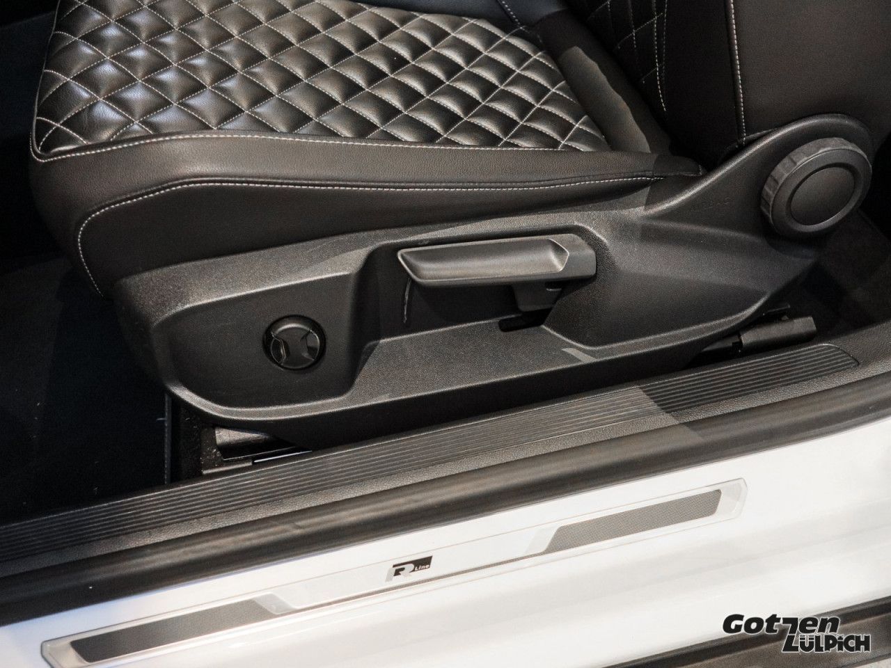 Fahrzeugabbildung Volkswagen T-Roc Cabriolet 1,5TSI R-Line Leder Winter-Paket