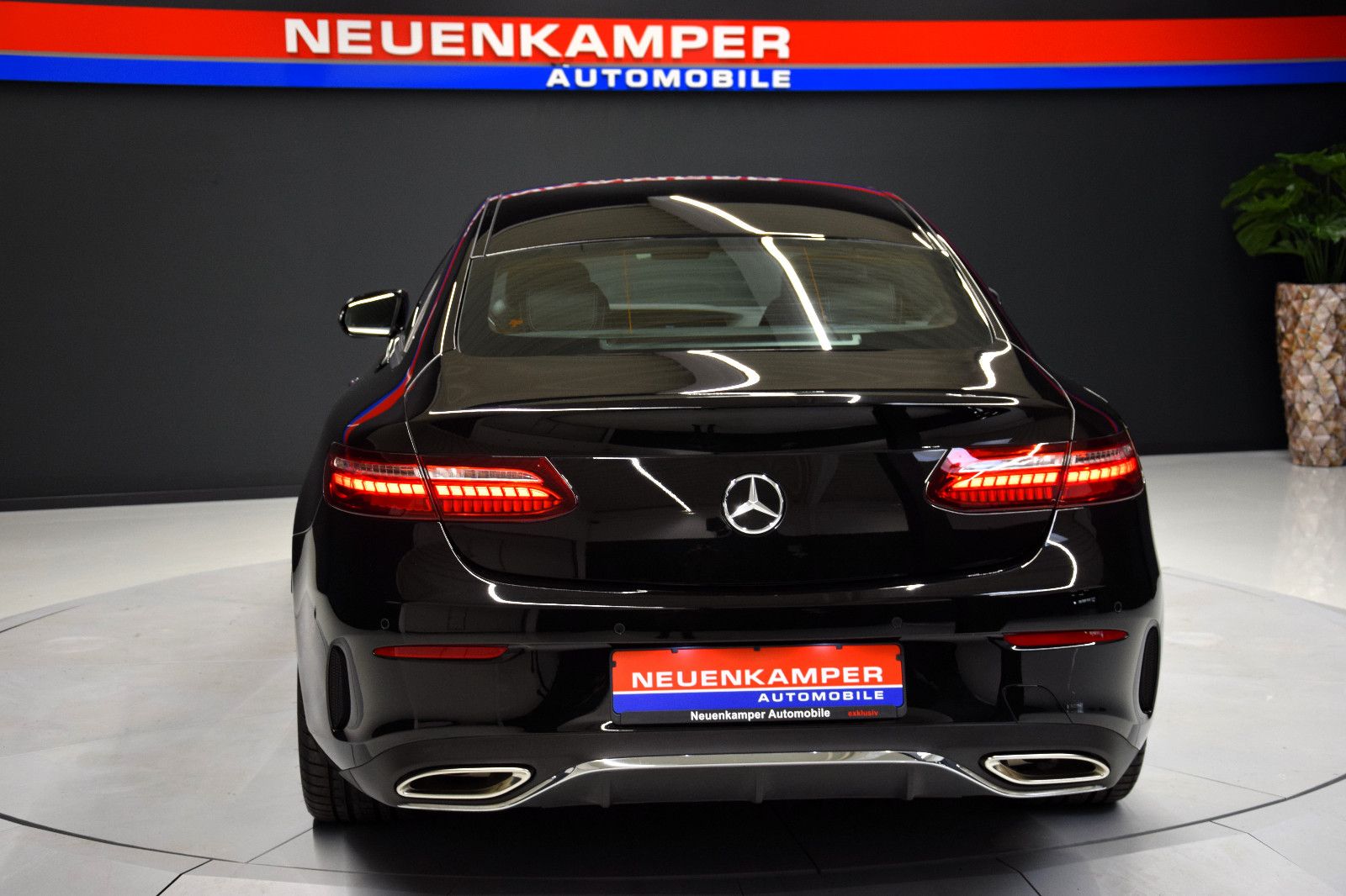 Fahrzeugabbildung Mercedes-Benz E200 4Matic Coupé AMG 360°Burmester 20"Multibeam