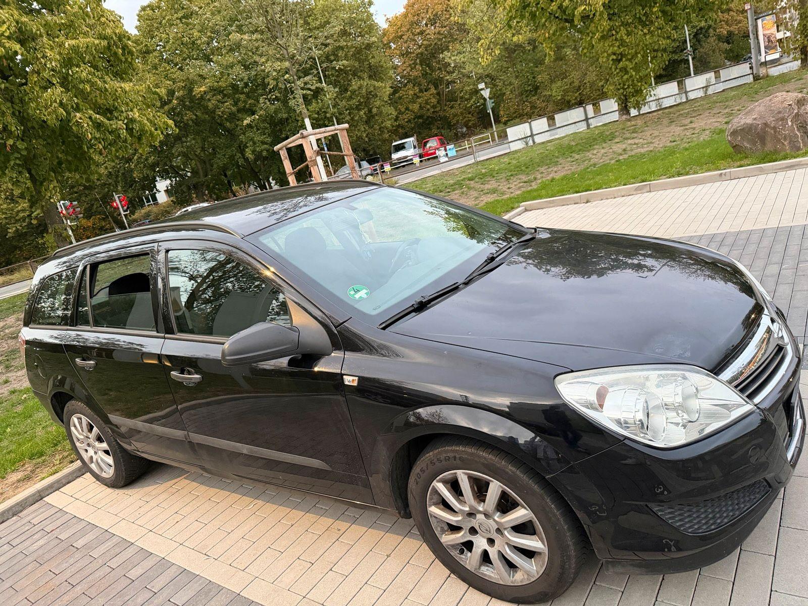 Opel Astra 2009 — rear view
