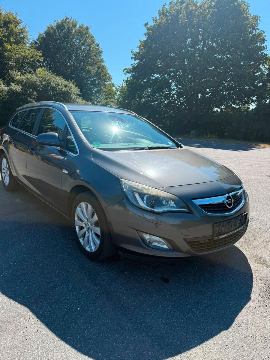 Opel Astra 2012 — rear view