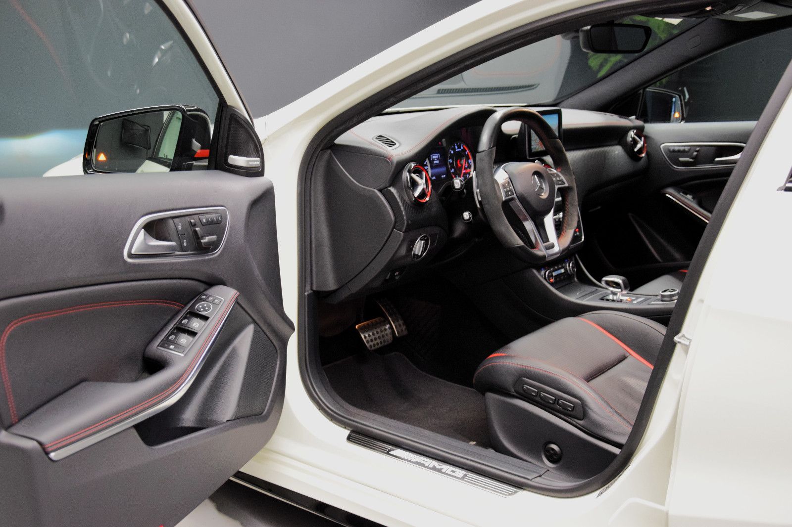Fahrzeugabbildung Mercedes-Benz A45 AMG EDITION ONE AERO PERFORM PANO DRIVERS