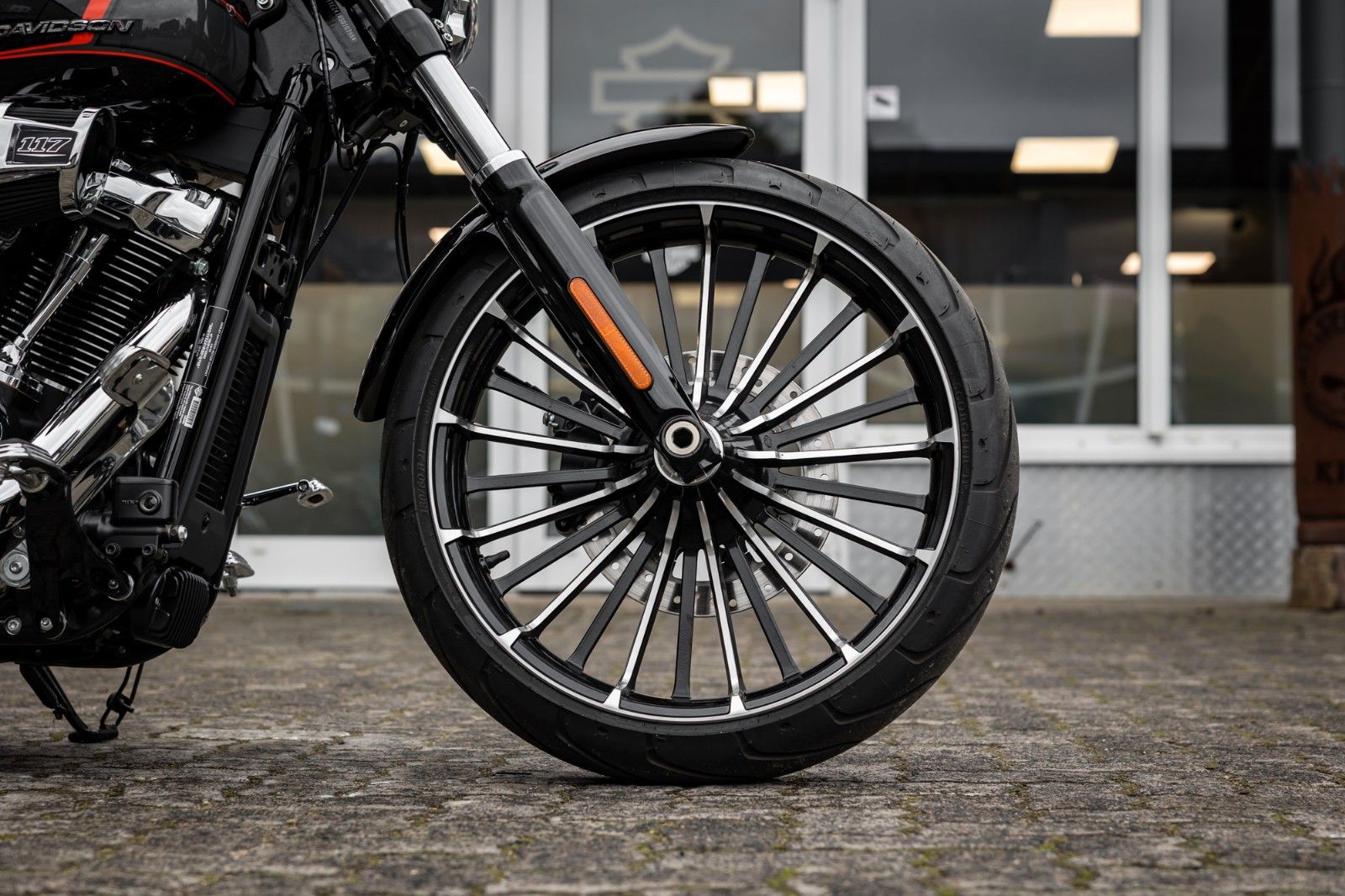 Fahrzeugabbildung Harley-Davidson FXBR Breakout 117 cui MY24 - JEKILL & HYDE