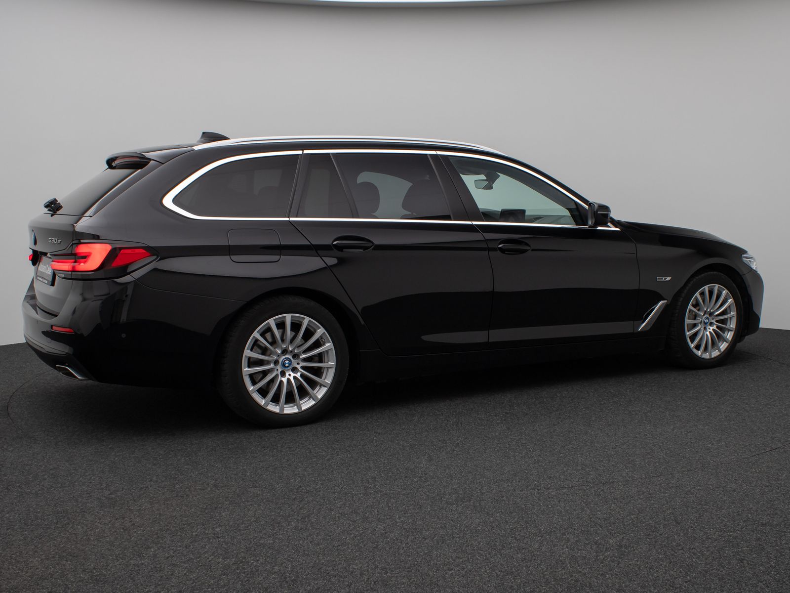 Fahrzeugabbildung BMW 530e Kamera Laser HUD DAB AHK Komfort AlarmLeder