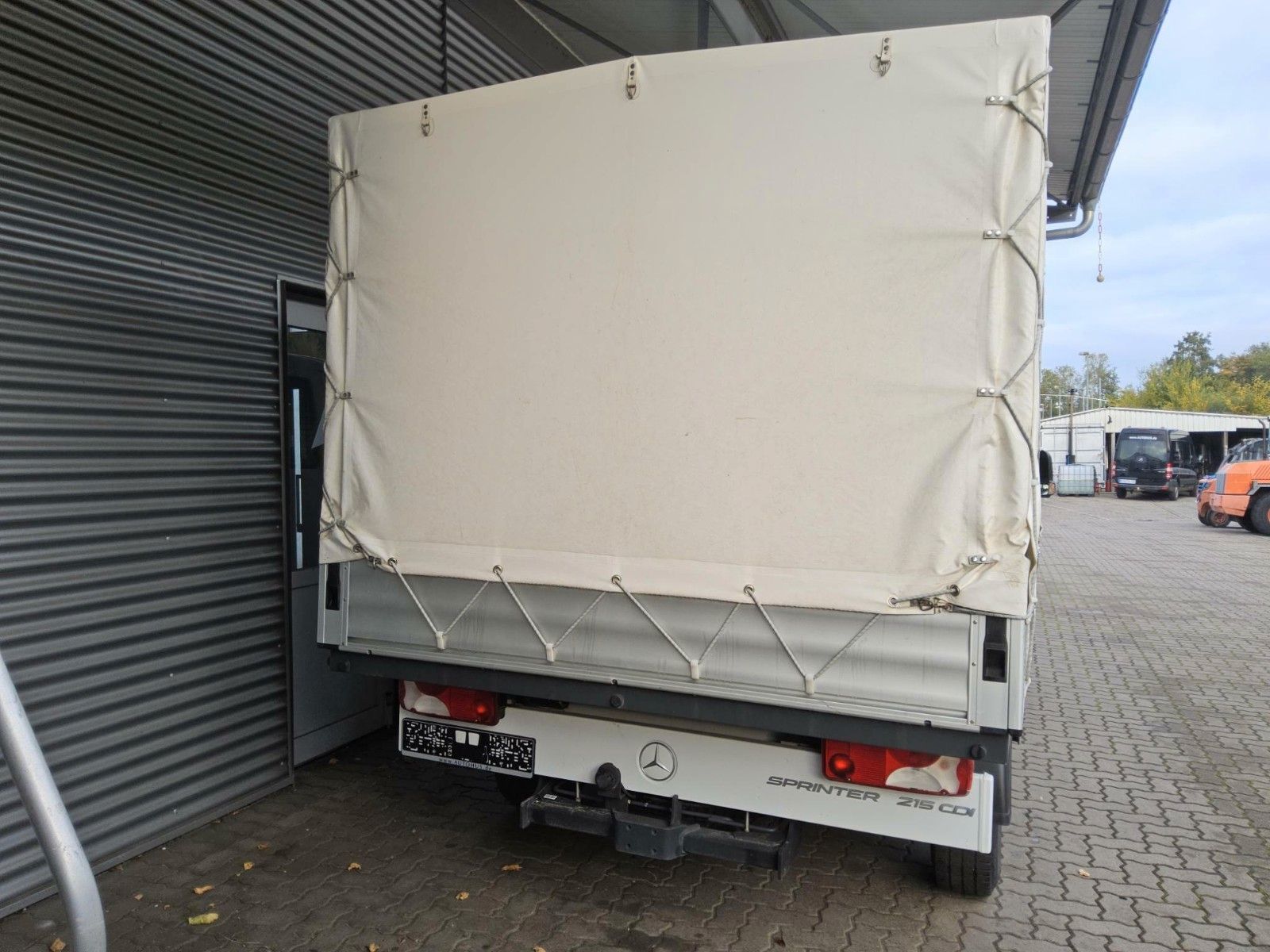 Fahrzeugabbildung Mercedes-Benz Sprinter 215 CDI 9G Pritsche/Plane Klima AHK