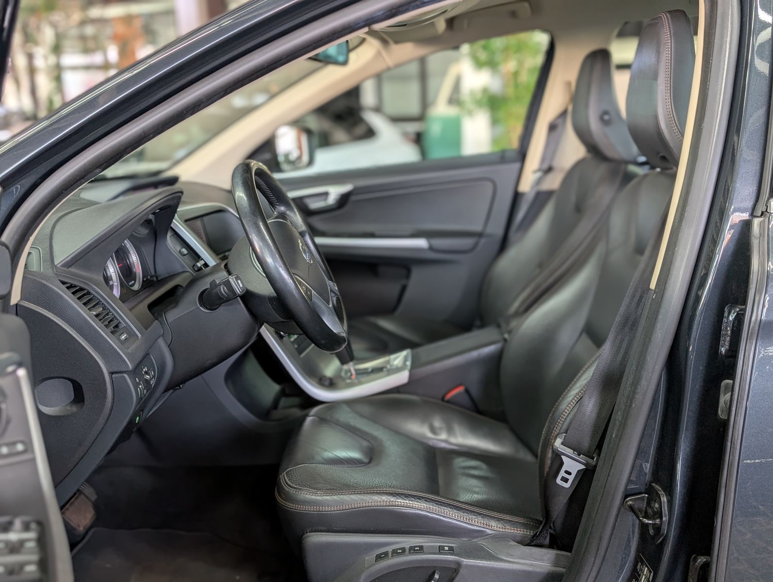 Fahrzeugabbildung Volvo XC60 Summum KAM MEMO LEDER XENON AHK SCHECKHEFT