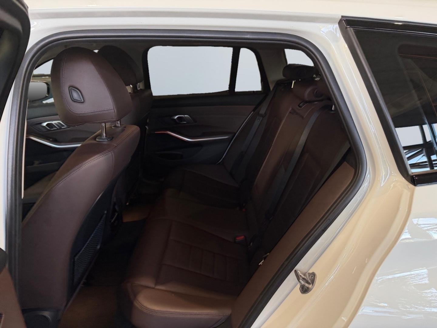 BMW 318 i Touring Luxury Line*AUTOMATIK*LED*PDC*KAME