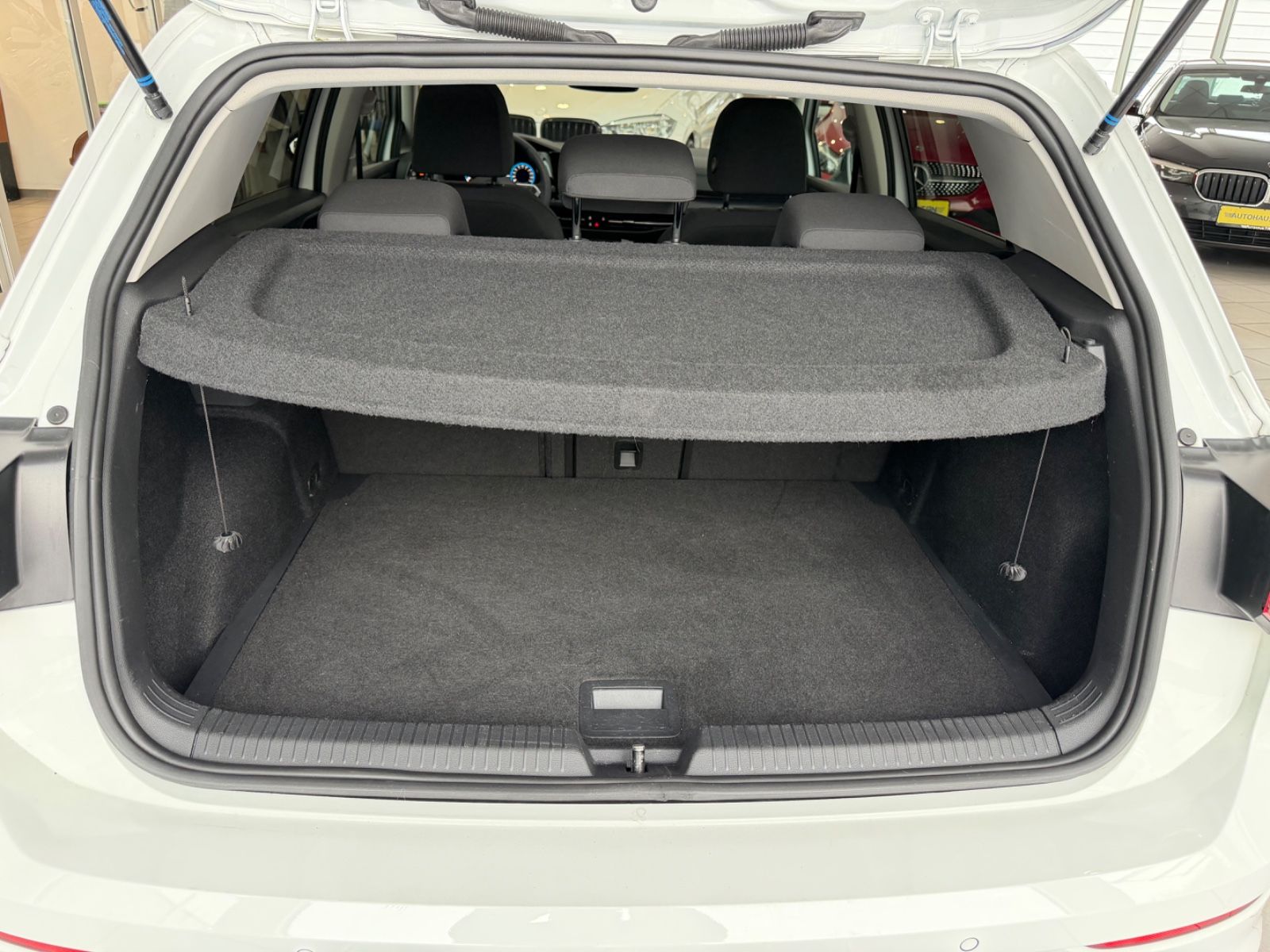 Fahrzeugabbildung Volkswagen Golf VIII Lim. United eTSI