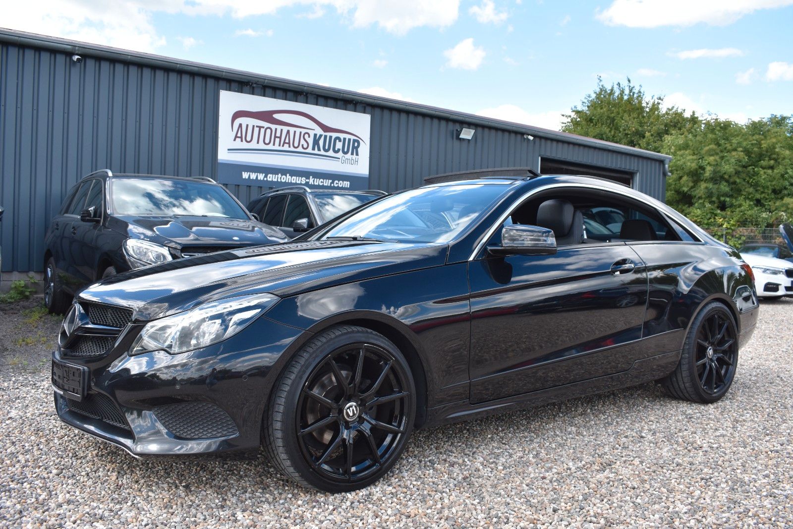Fahrzeugabbildung Mercedes-Benz E 200 Coupe  ILS /Panorama/SHZ/Navi/19 Zoll