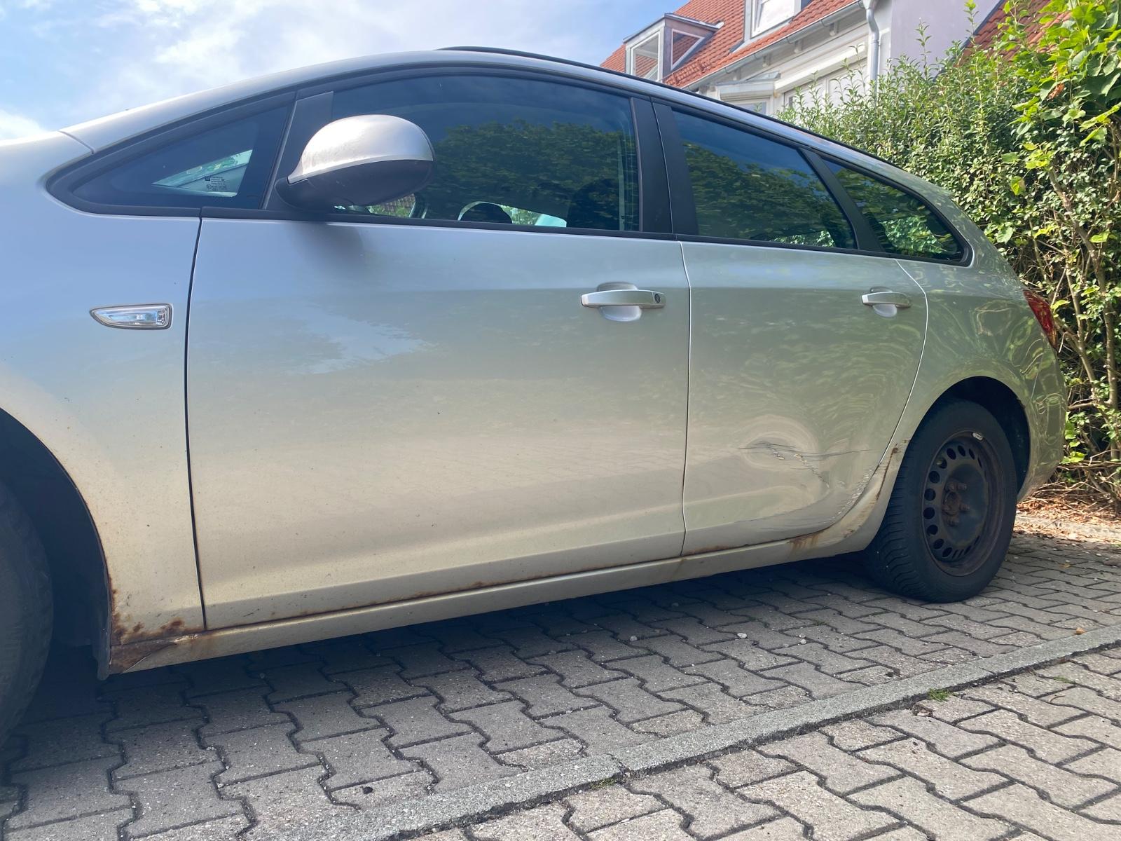 Opel Astra 2011 — interior