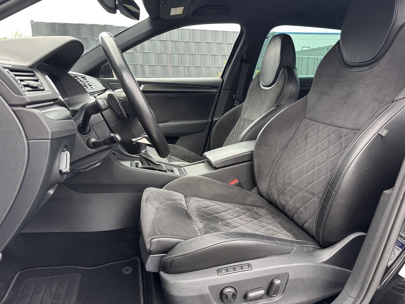 Fahrzeugabbildung SKODA Superb Combi 1.4 TSI iV DSG Sport NAV+LED+AHK+SH