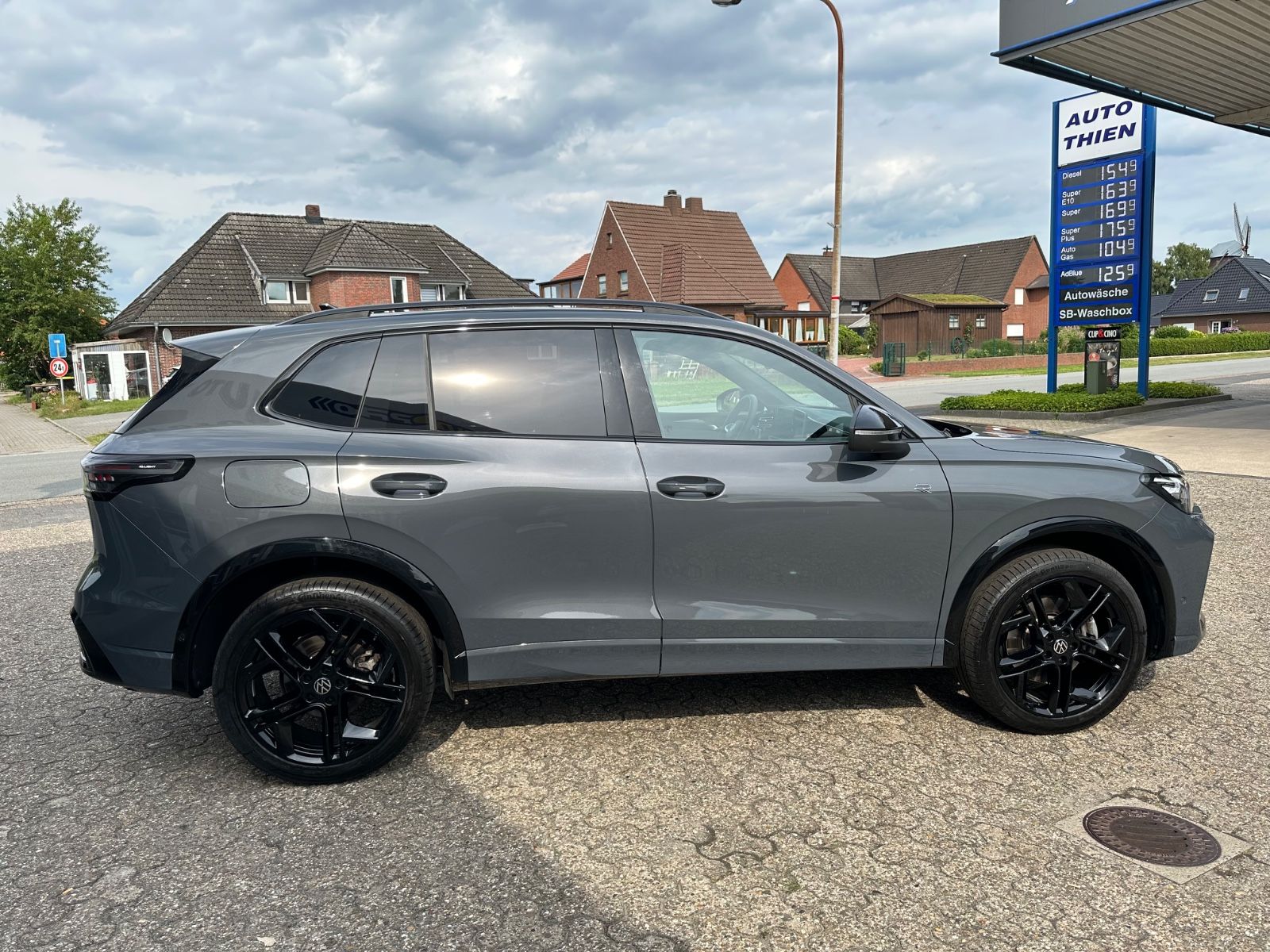 Fahrzeugabbildung Volkswagen Tiguan 2.0 TDI 4M R-Line Pano/AHK/ACC/Navi