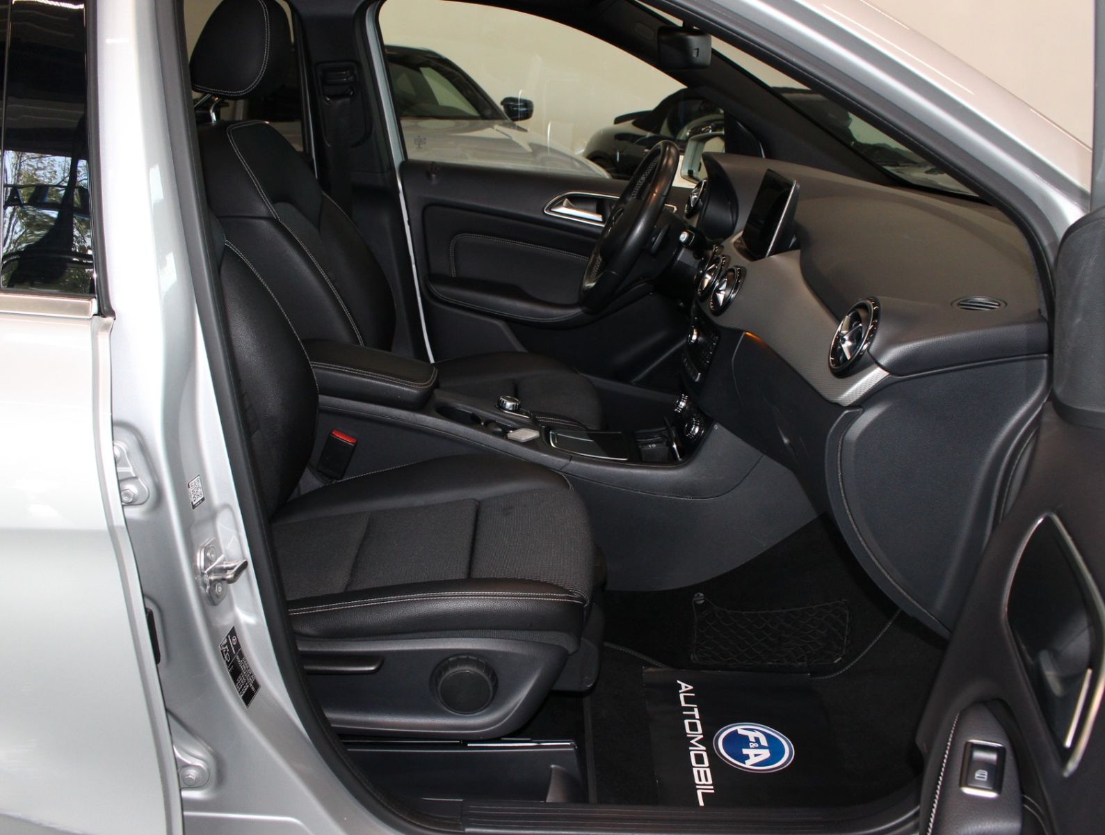 Fahrzeugabbildung Mercedes-Benz B 200 Urban Pano+Distronic+AHK schwenkb.+Sitzhzg