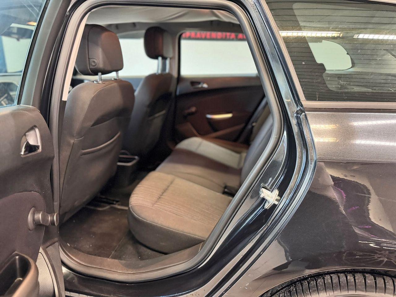 Opel Astra 2012 — photo 8