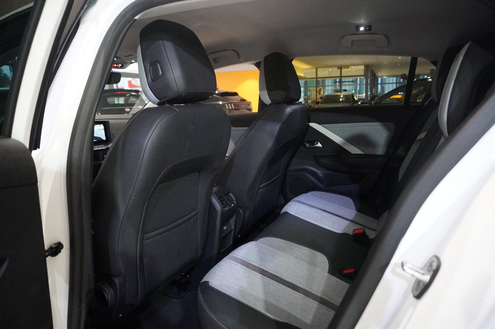 Fahrzeugabbildung Opel Astra L Lim. 1.2T ELEGANCE NAVI/LED/KAMERA/SPORT