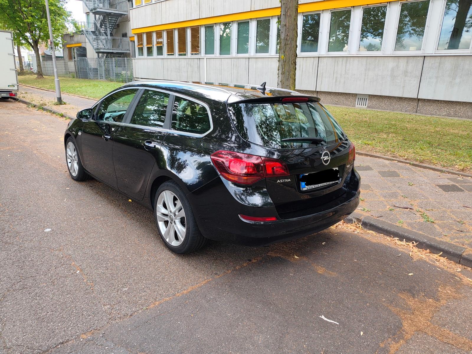 Opel Astra 2010 — interior