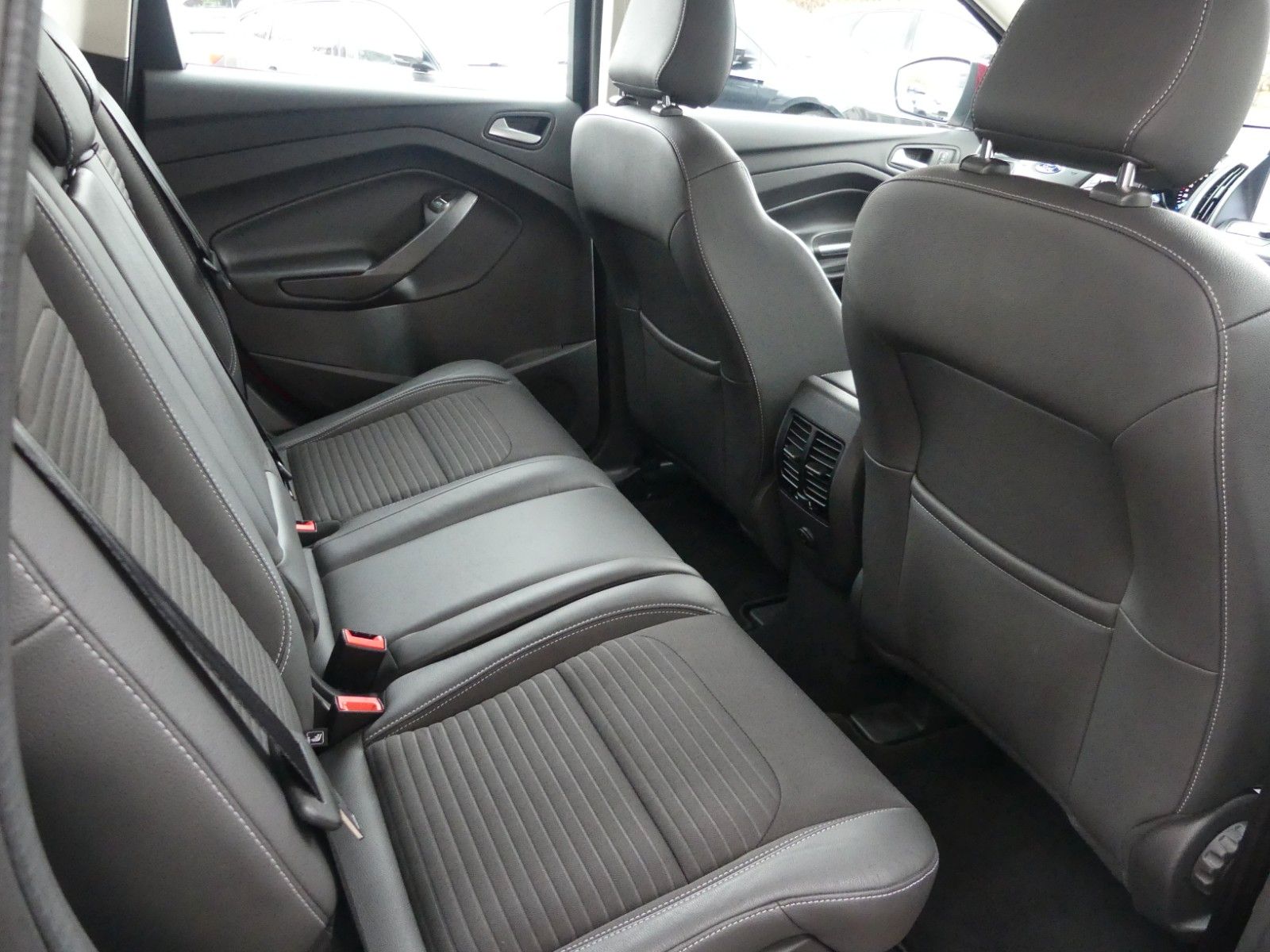 Fahrzeugabbildung Ford Kuga Titanium*Kamera*8-fach bereift