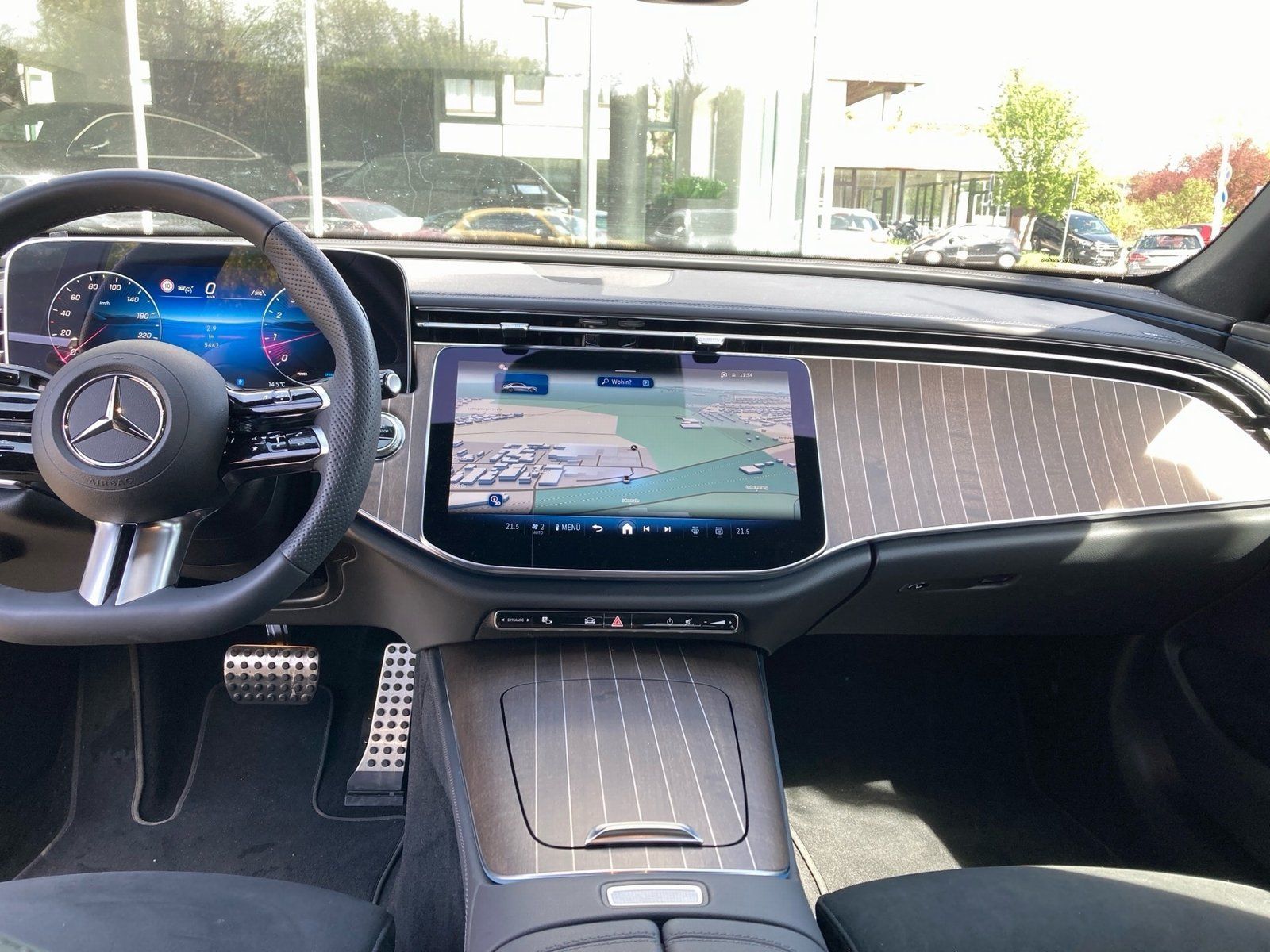 Fahrzeugabbildung Mercedes-Benz E 200 AMG Line *AHK*Totwink*360*Memory*Digital*