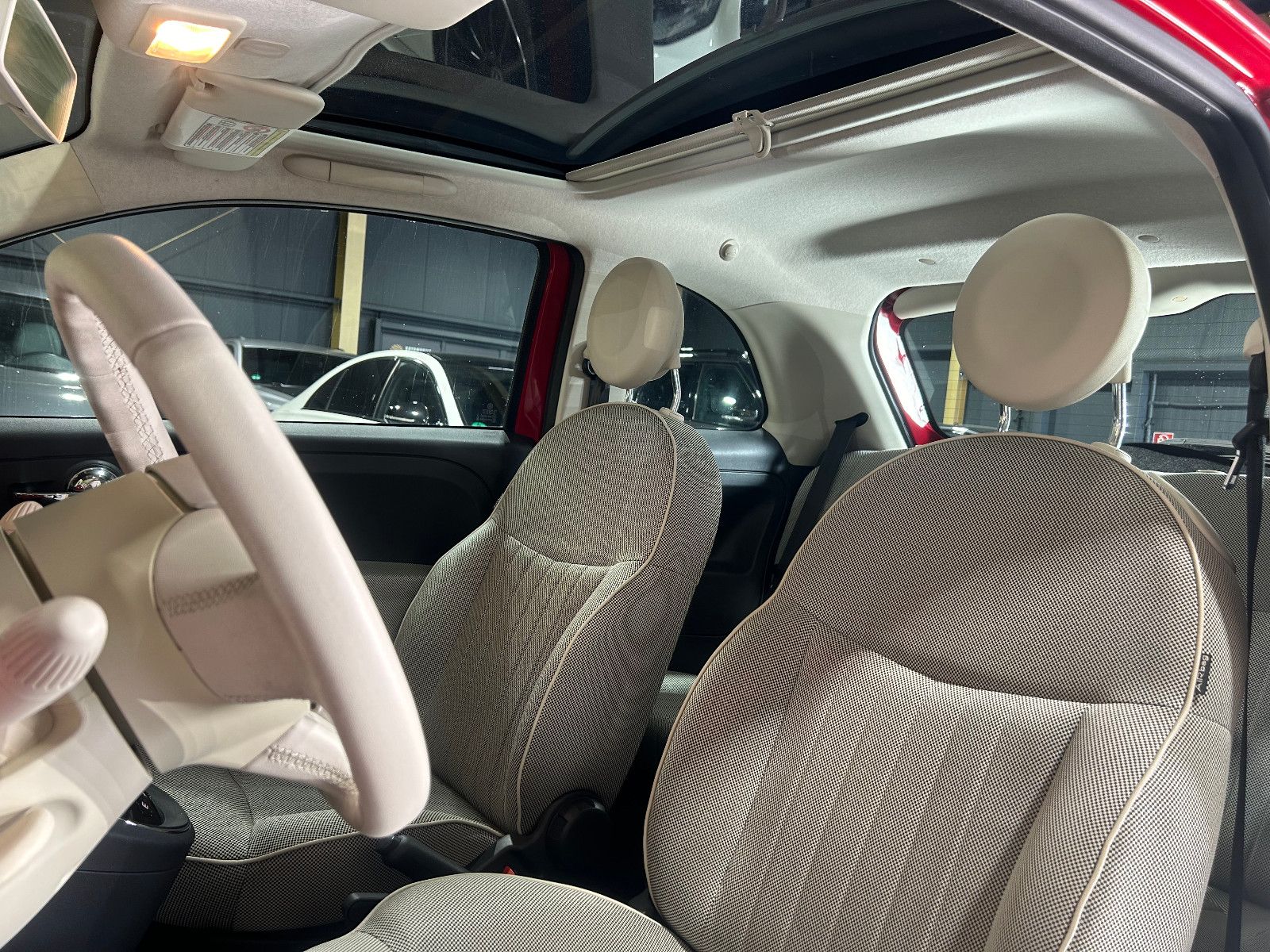 Fahrzeugabbildung Fiat 500 Lounge/AUTOMATIK/PANO/KLIMA/1.HAND