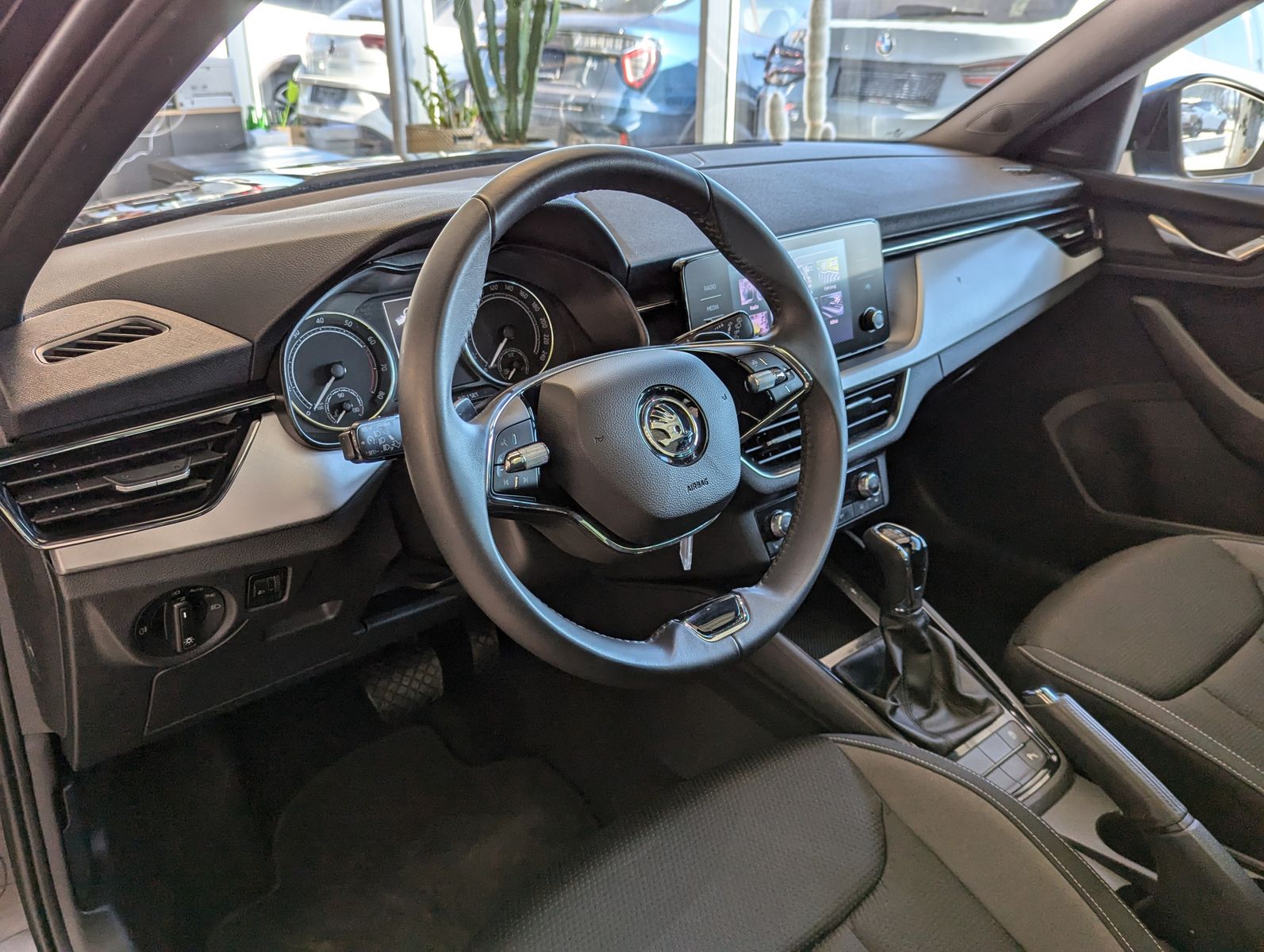 Fahrzeugabbildung SKODA Kamiq 1.0 TSI DSG Tour Cam Pano ACC SMART-LINK