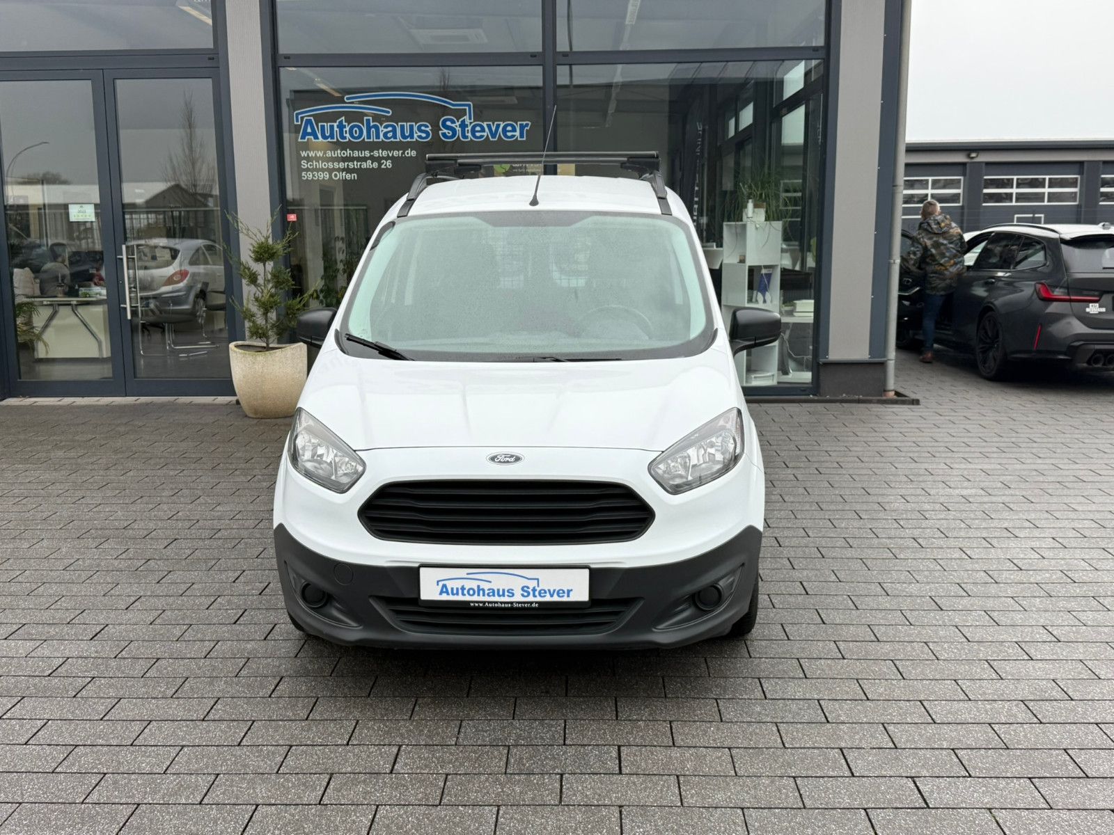 Fahrzeugabbildung Ford Transit Courier Basis AHK ZV SERVO FLÜGELTÜREN