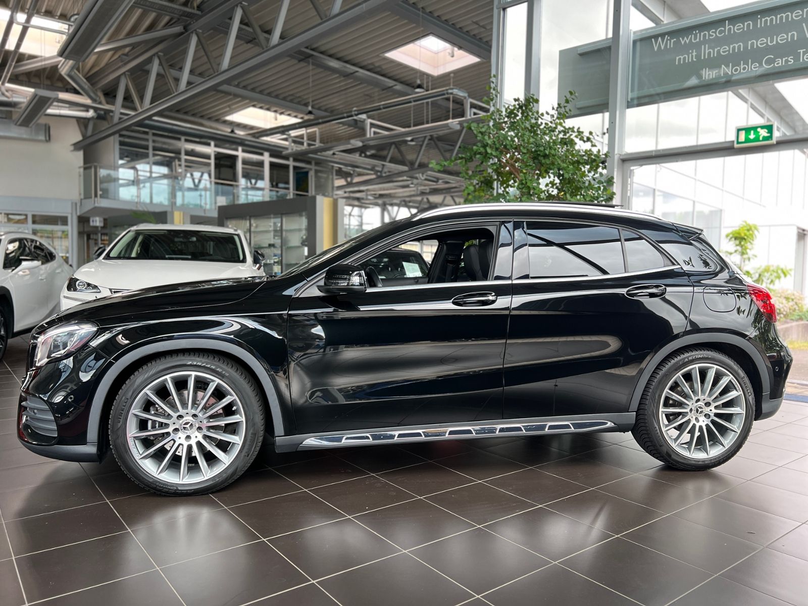 Fahrzeugabbildung Mercedes-Benz GLA 250 AMG 4Matic LED PANO KLIMA