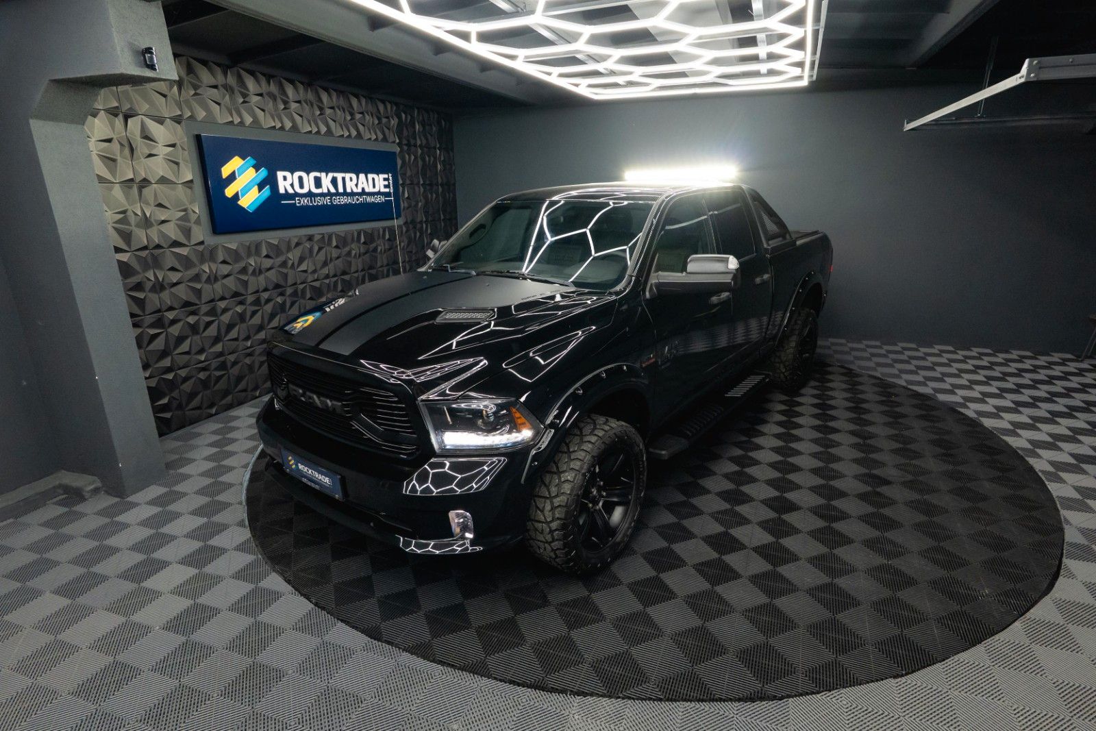 Fahrzeugabbildung Dodge RAM 5.7 V8 HEMI 4x4 OFFROAD Night-Paket LONG 19%