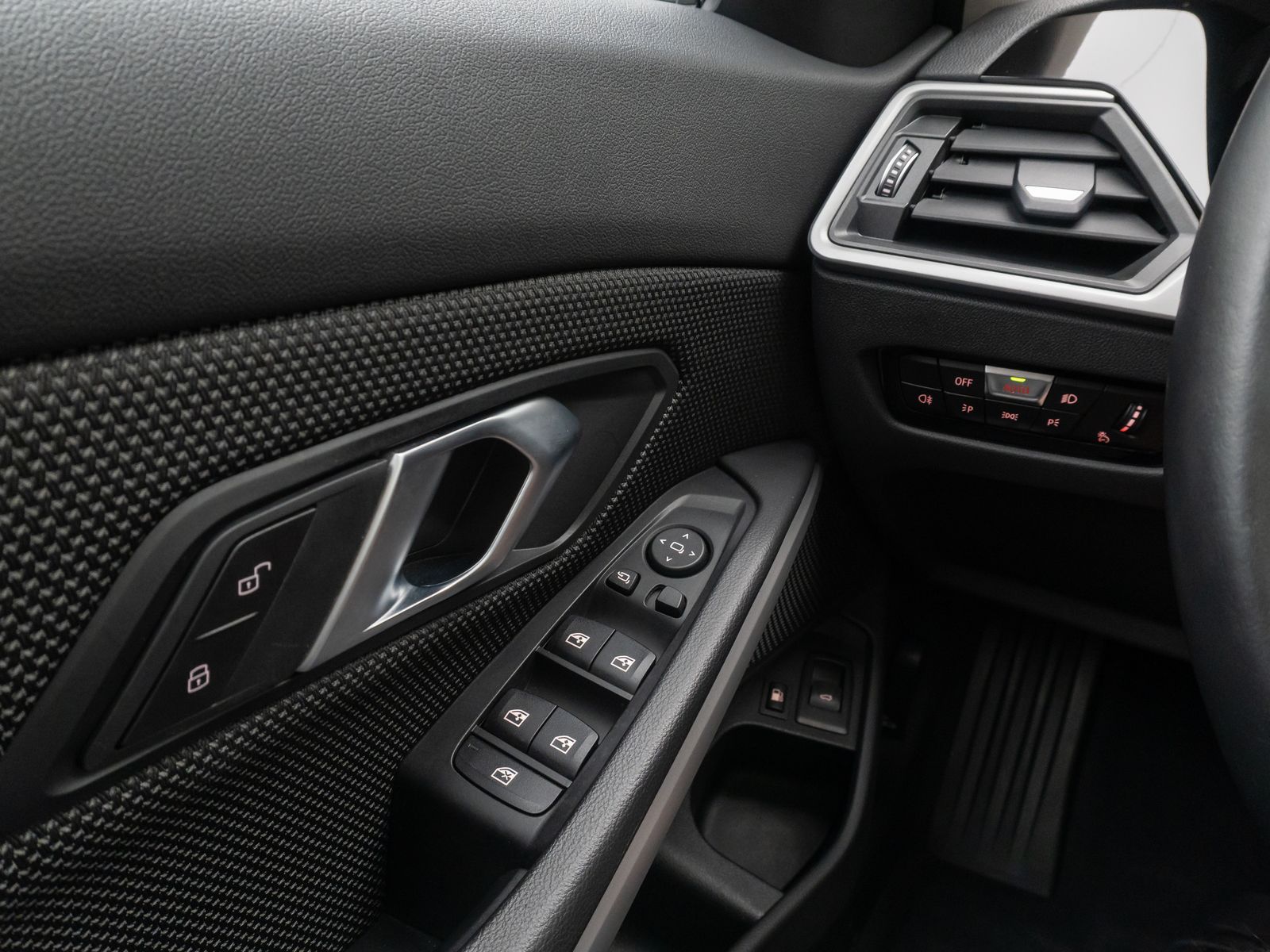 Fahrzeugabbildung BMW 320e Panorama Kamera DAB Alarm Geschwindigkeit