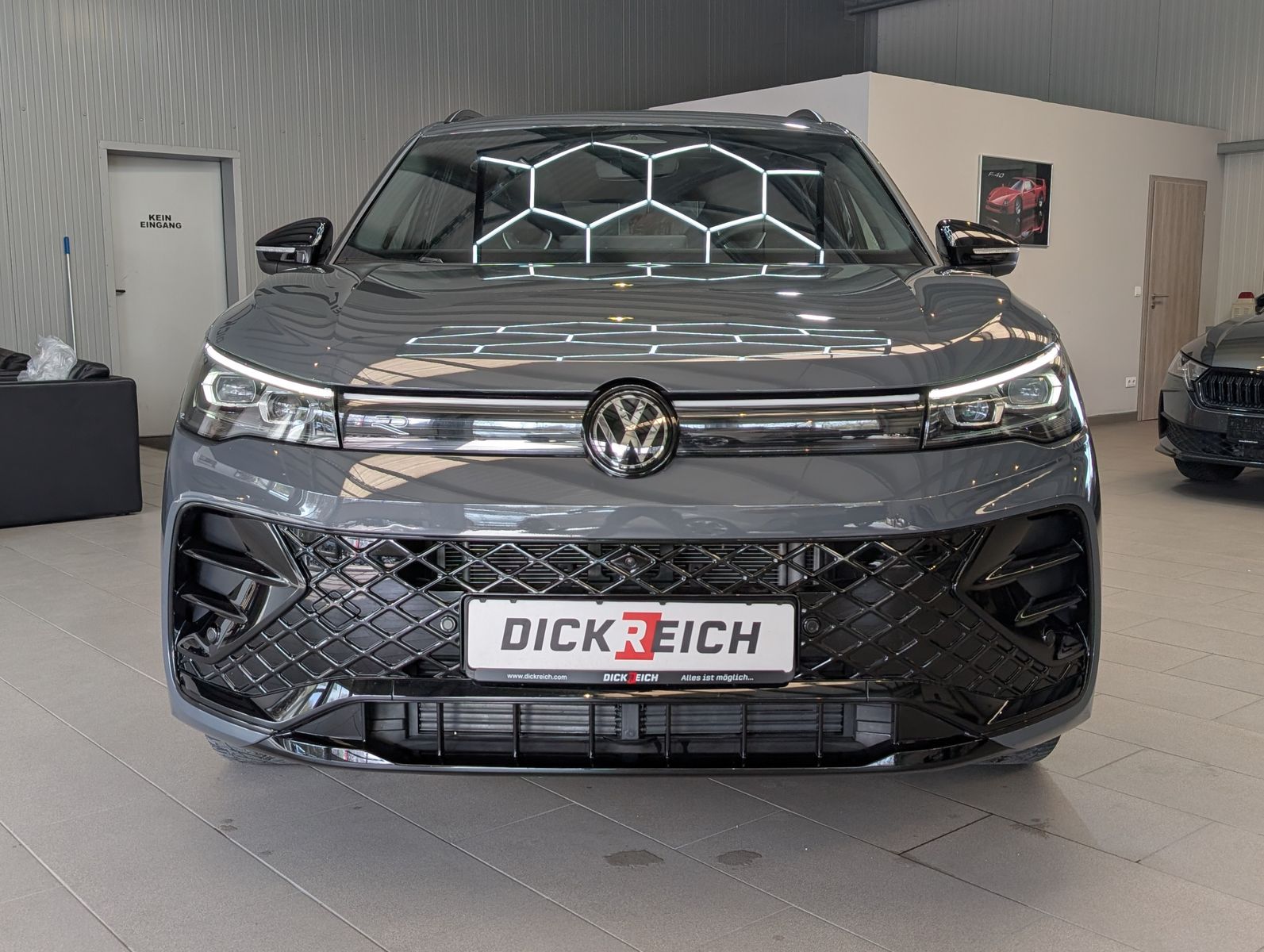 Photo du véhicule Volkswagen Tiguan 2.0TDI R-Line 4M Pano Black AHK Matrix 20