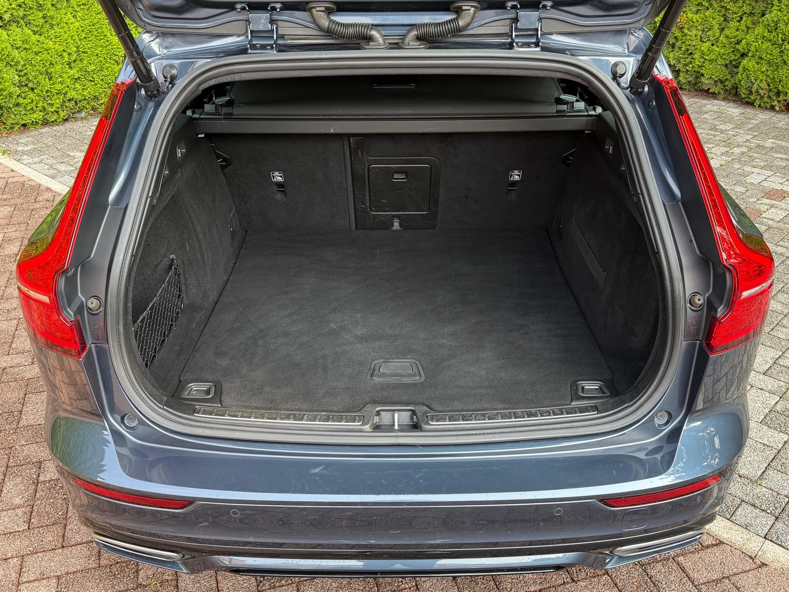 Fahrzeugabbildung Volvo V60 D4 Aut. R Design LED+NAV+AHK+SHZ+PANO+360°+