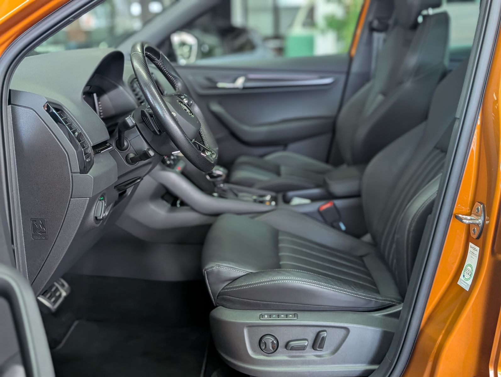 Fahrzeugabbildung SKODA Karoq Sportline 4x4 2.0 TSI PANO AHK StHz VOLL