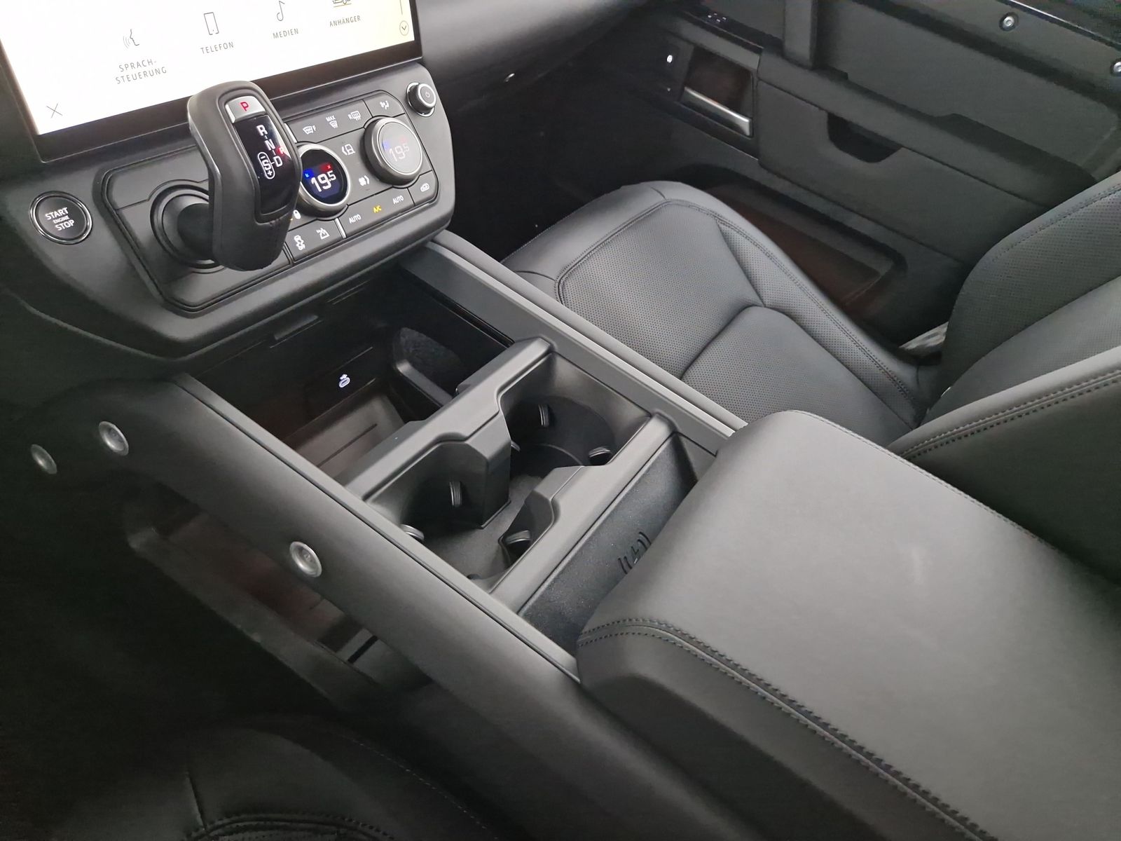 LAND ROVER Defender D250 X-Dynamic SE AHK Pano – Bild 20