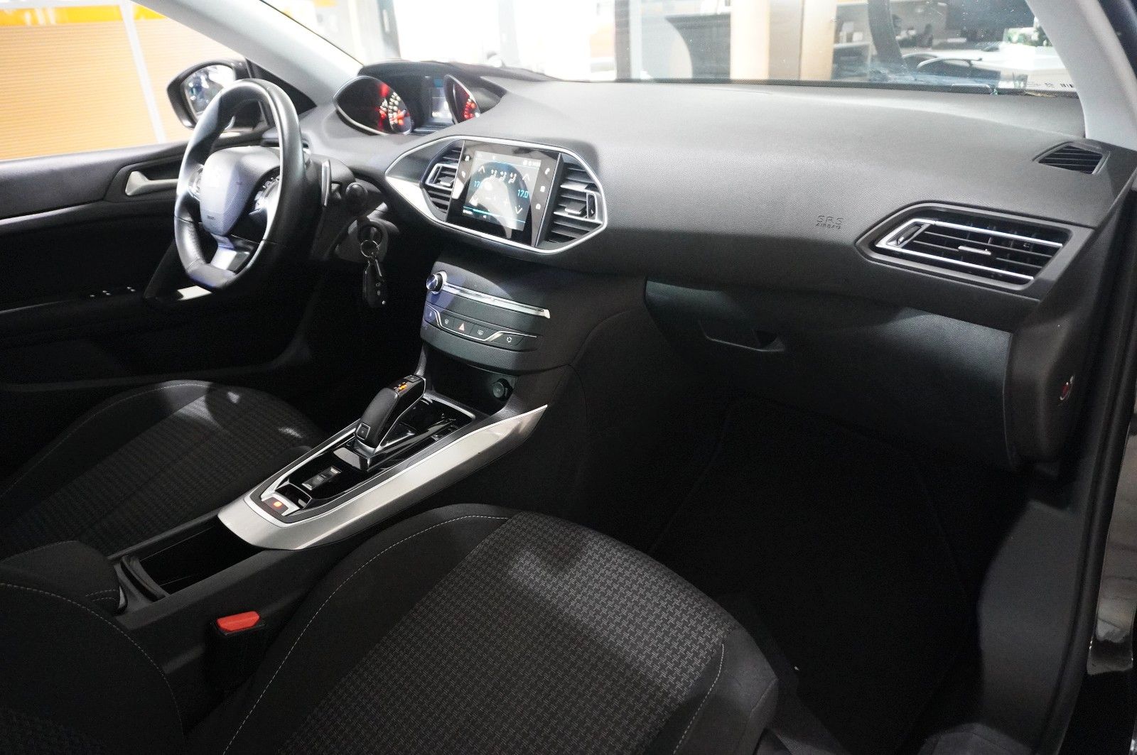 Fahrzeugabbildung Peugeot 308 LIM. 1.2T ACTIVE PACK NAVI/LED/TEMP./DAB+