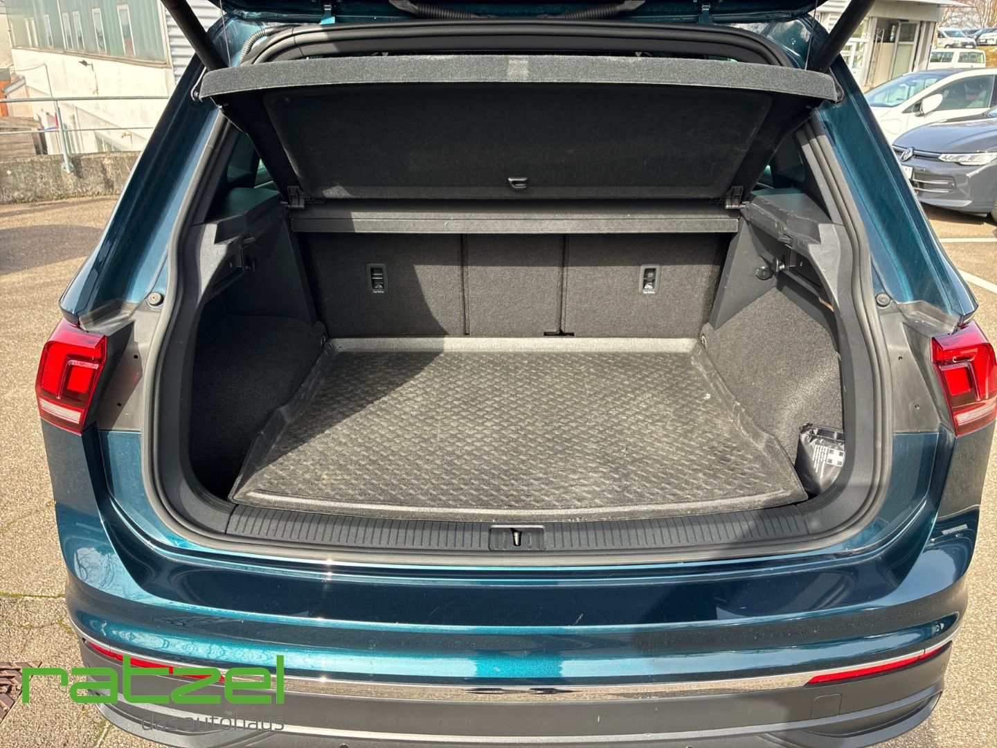 Fahrzeugabbildung Volkswagen Tiguan Life 2.0 TDI DSG Sportpaket Navi Digitale