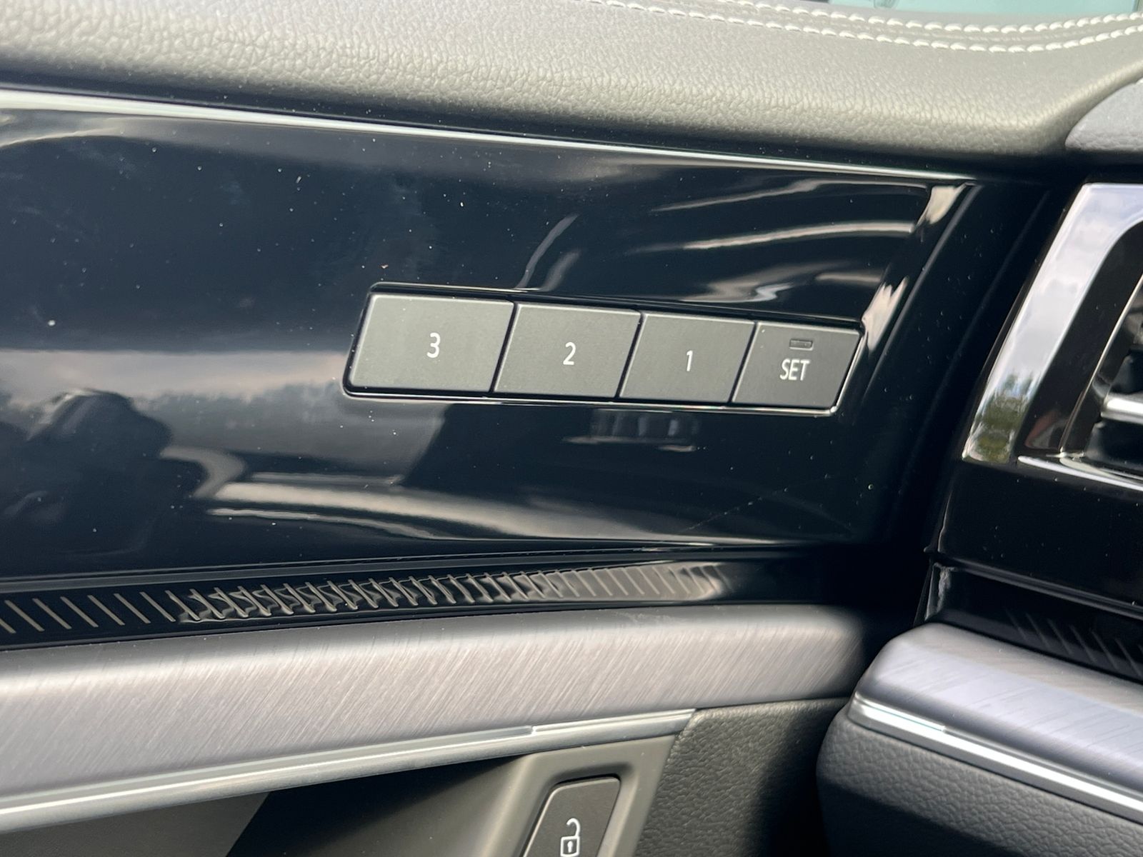 Fahrzeugabbildung Volkswagen Touareg  R-Line 3.0 TDI V6 DSG 4MOTION *Leder, A