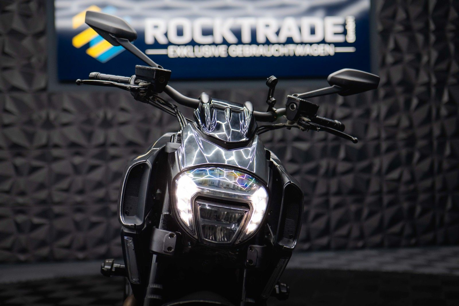 Fahrzeugabbildung Ducati Ducati Diavel 1200 Carbon Testastretta 11°