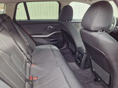 Fahrzeugabbildung BMW 320dA xDrive Touring Navi LED SiHz Tempo PDC AHK