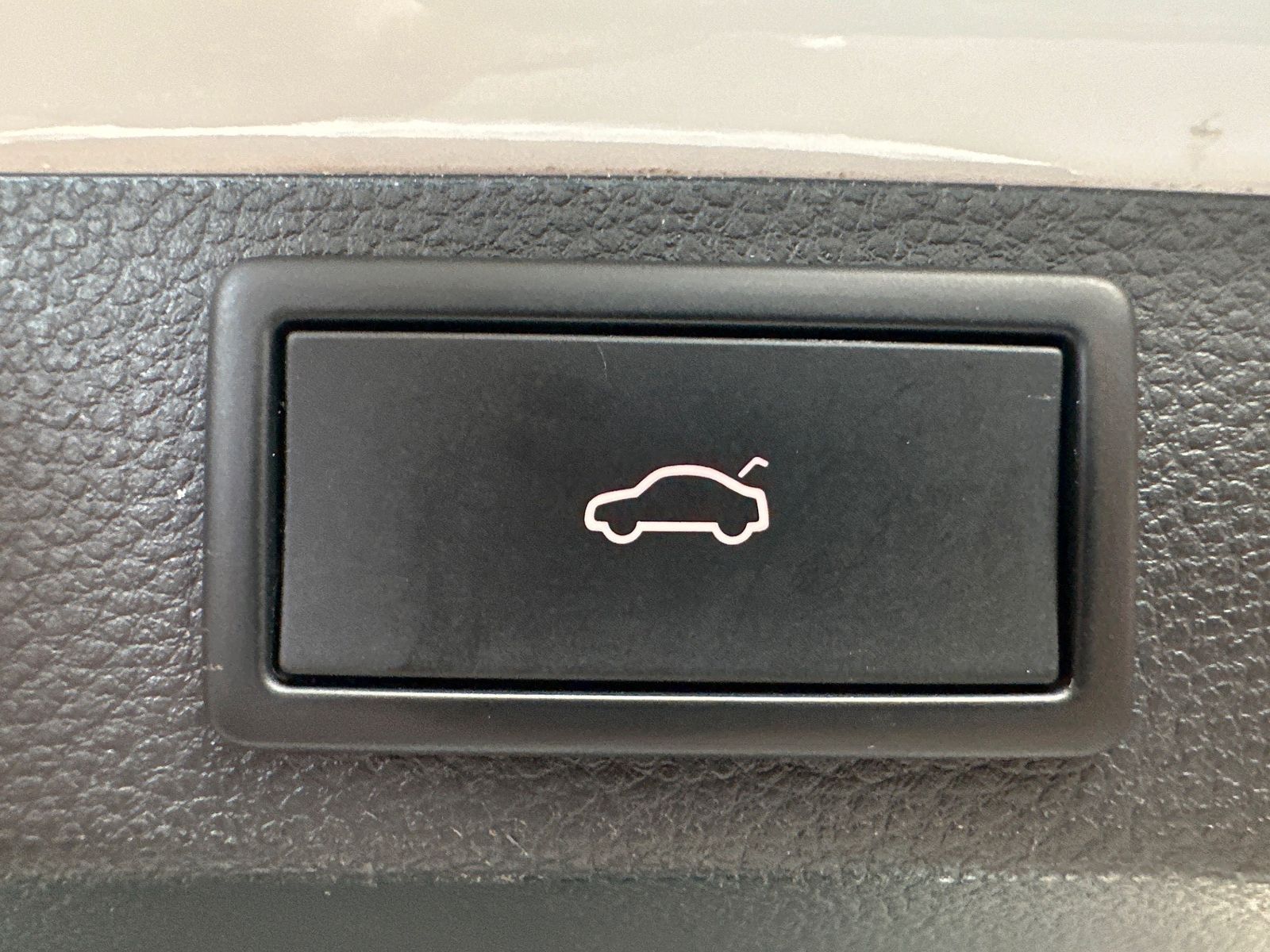 Fahrzeugabbildung SKODA Karoq 2.0 TDI DSG 4x4 Sportline NAV+LED+ACC+KAM