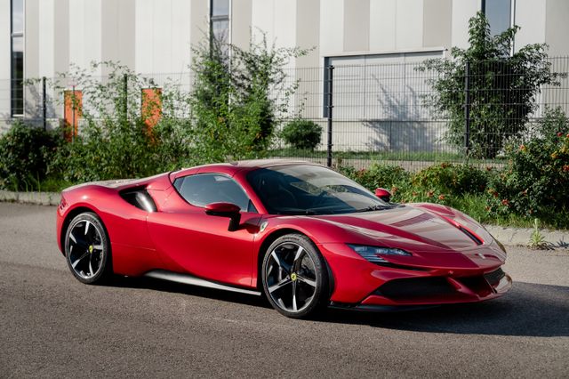 Ferrari SF90 Spider Rosso Fuoco Carbon Lift