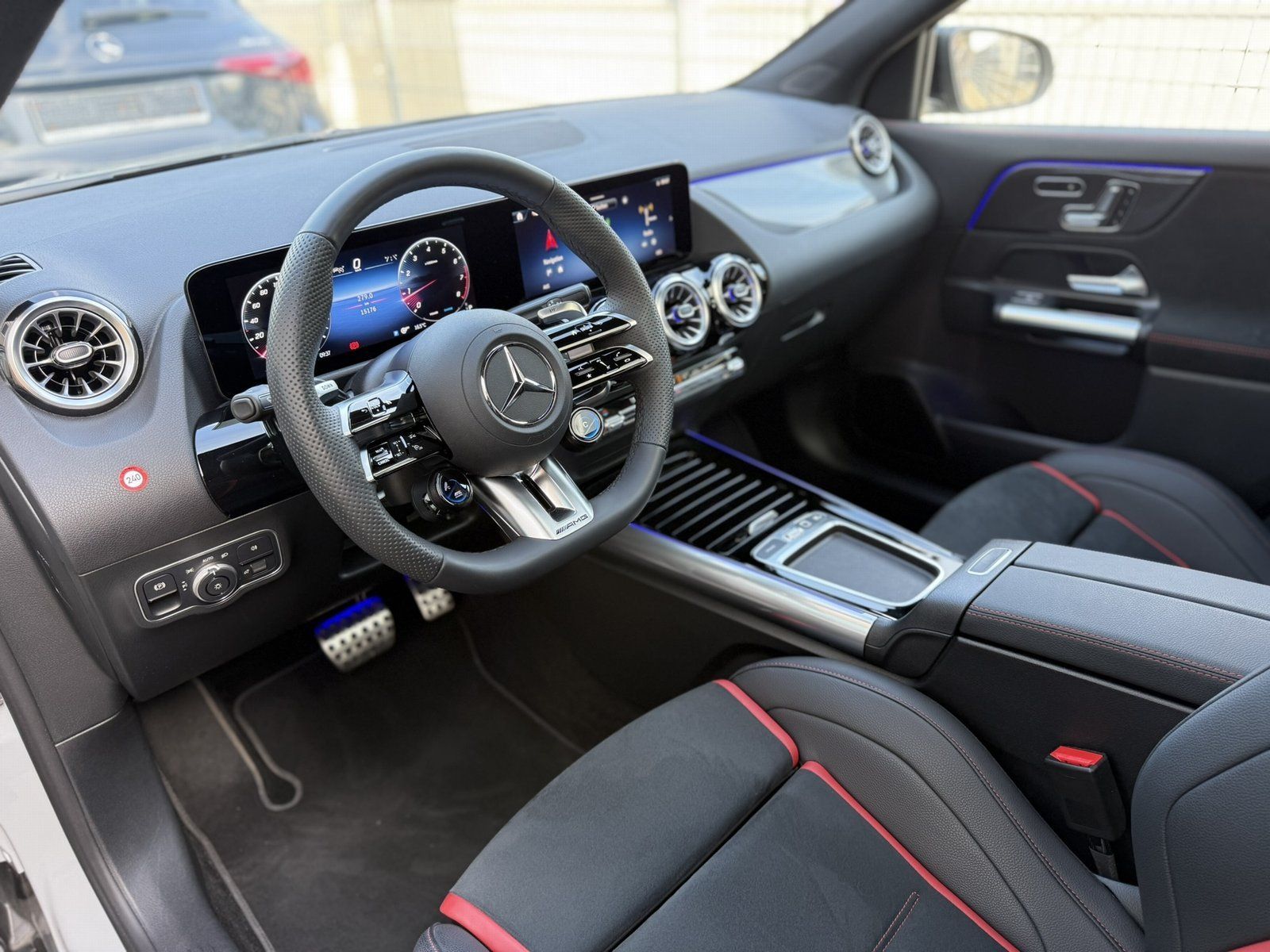 Fahrzeugabbildung Mercedes-Benz AMG GLA 35 4M PERFORMANCE-SITZE PANO AHK 360°