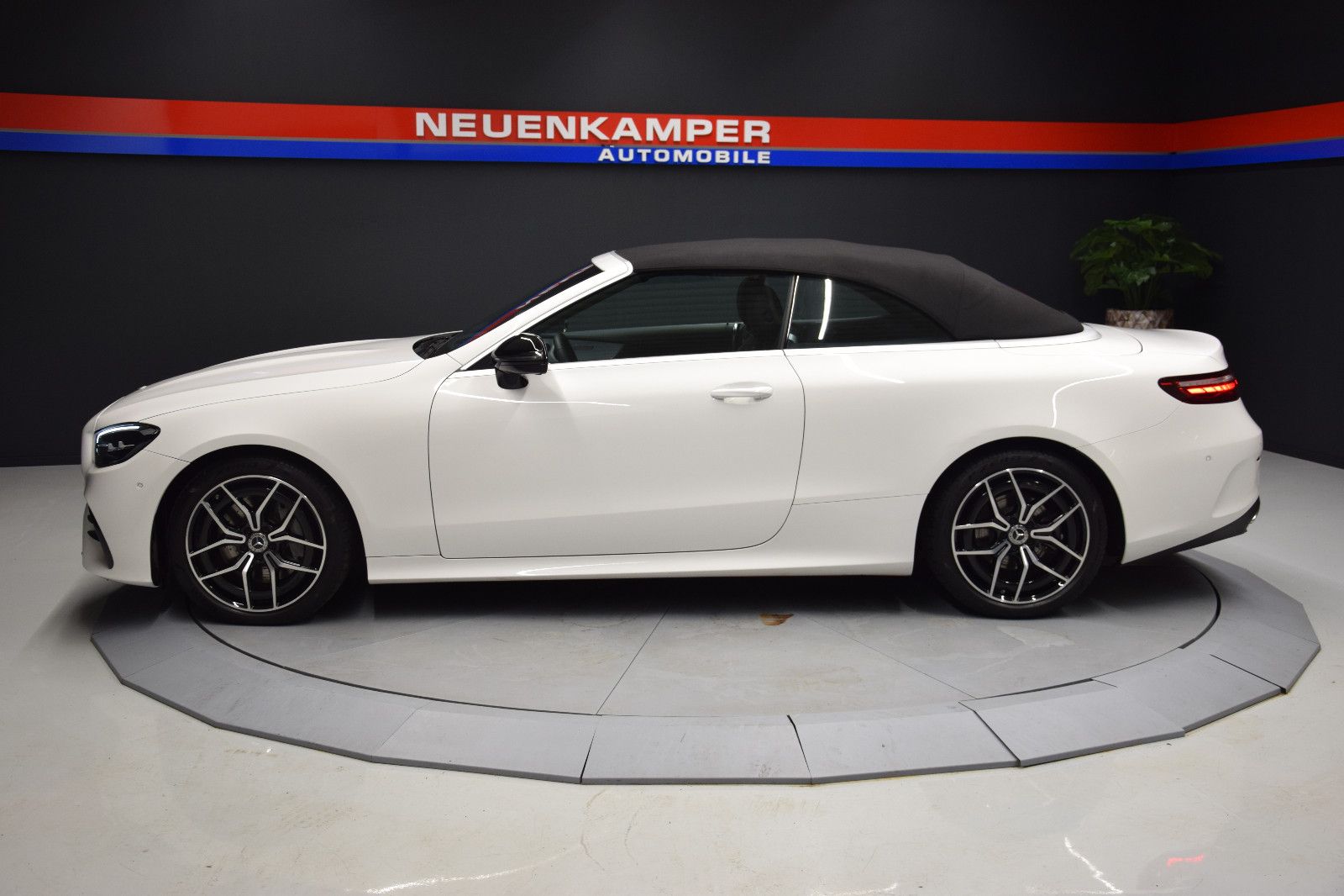 Fahrzeugabbildung Mercedes-Benz E 200 Cabrio 1.Hand AMG LED NAVI Ambiente Leder