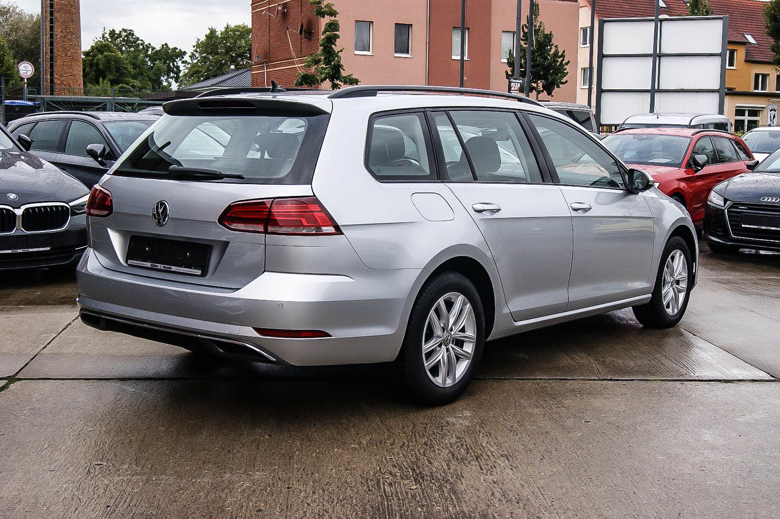 Fahrzeugabbildung Volkswagen Golf VII Variant Comfortline LED ACC SIHZG 1HAND