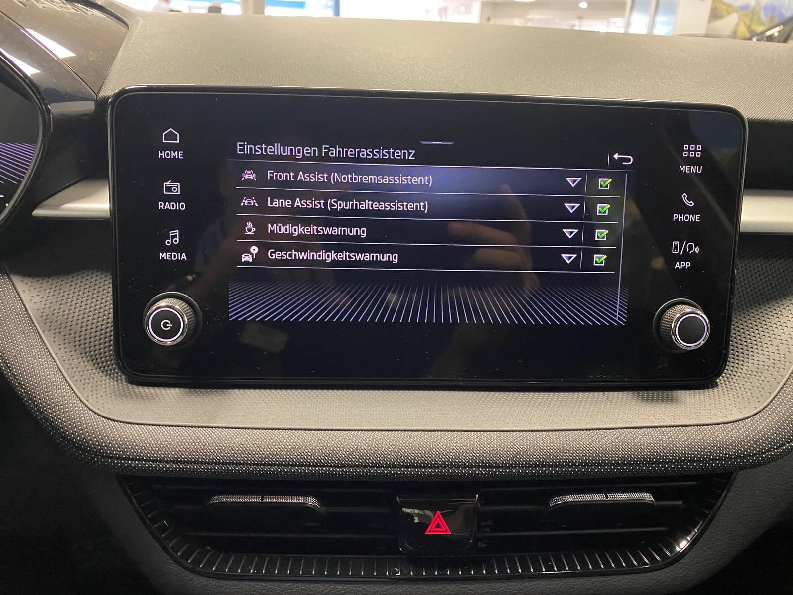 Fahrzeugabbildung SKODA Fabia 1.0 TSI DSG Selection APP+RFK+KLIMA+GA2031