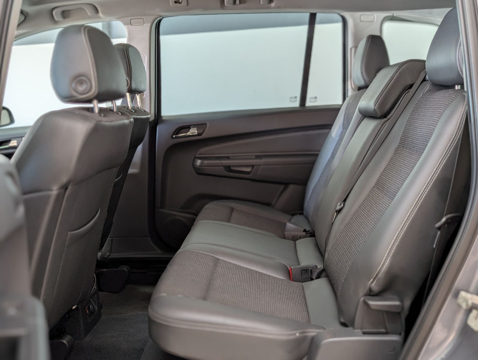 Fahrzeugabbildung Opel Zafira 2.2 Cosmo PANO 7S EURO4 GRÜN PLAK