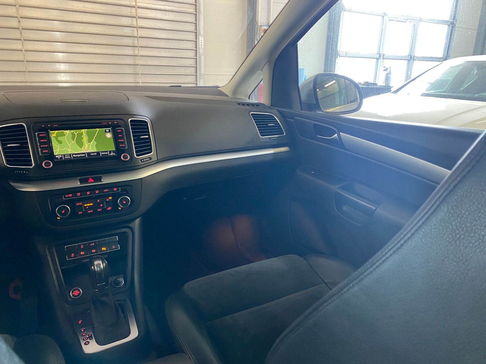 Fahrzeugabbildung Volkswagen Sharan Highline TDI DSG AHK DCC Pano Xenon Sthz