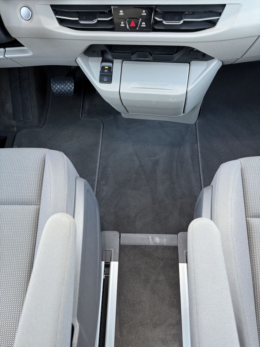 Fahrzeugabbildung Volkswagen T7 Multivan Energetic 6-Sitzer NAV+MATRIX+AHK+VC