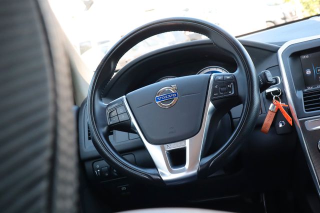 Fahrzeugabbildung Volvo XC60 R-Design D5 AWD Automatik Navi AHK 2. Hand