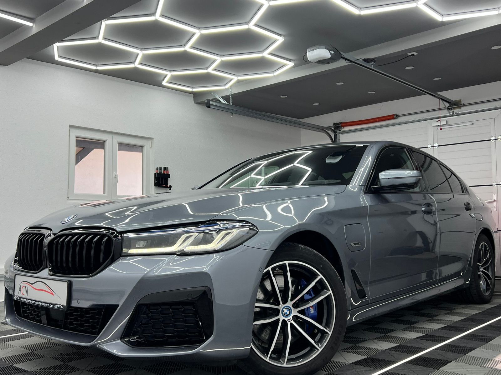 Fahrzeugabbildung BMW 530 e xDrive M SPORT/LASER/HuD/H&K/ACC/AMBI+