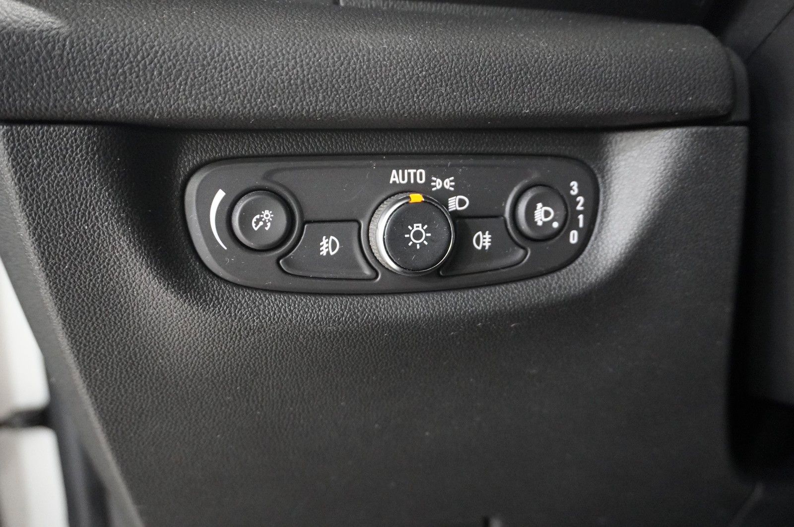 Fahrzeugabbildung Opel Insignia B ST 2.0D BUSINESS NAVI/LED/VIRT/SH/AHK